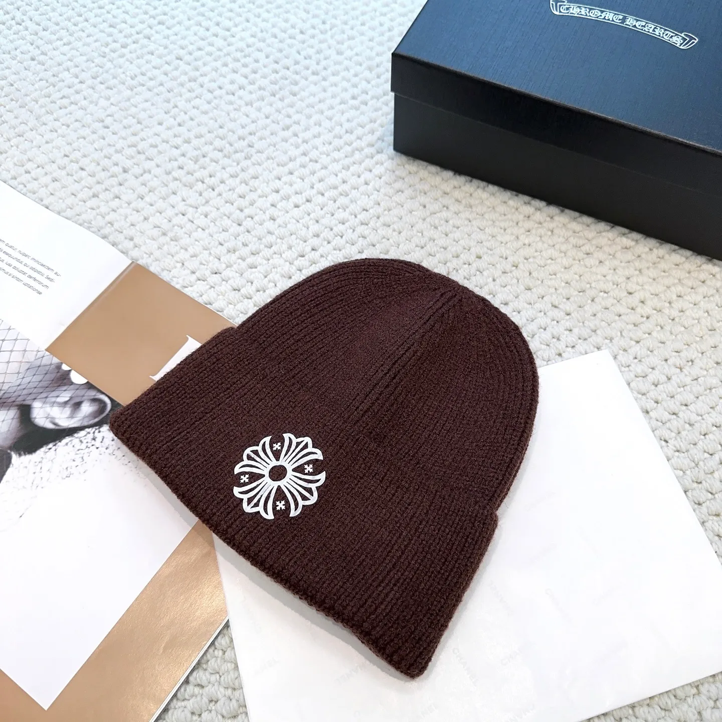 P50 🤍Chrome hearts new autumn and winter cross knitted hat🧶 One of the must-have hats in autumn and winter~ It really looks good on whoever wears it~, it is also a perfect match in black and white and gray in autumn~